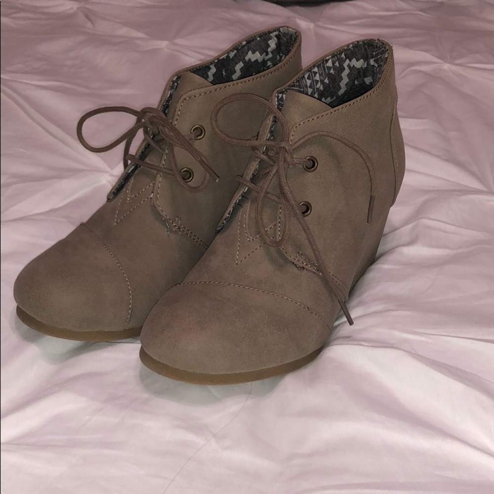 Size 8 Brown/tan booties